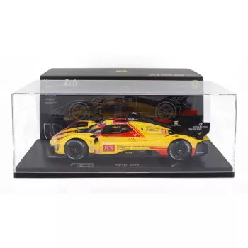   Burago - FERRARI 499P 3.0L TURBO V6 TEAM AF CORSE N  83 24h LE MANS 2024 ROBERT KUBICA - ROBERT SHWARTZMAN - YIFEI YE - CON VETRINA - WITH SHOWCASE YELLOW RED