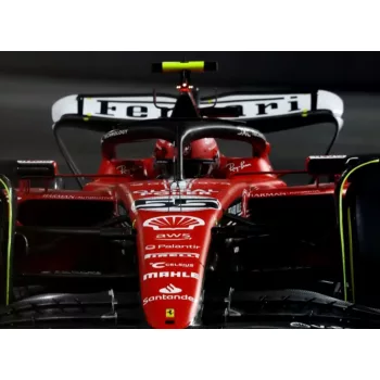   Burago - FERRARI F1  SF-23 TEAM SCUDERIA FERRARI N 55 LAS VEGAS USA GP 2023 CARLOS SAINZ - WITH PILOT AND SHOWCASE RED WHITE BLACK