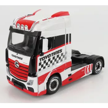   Burago - MERCEDES BENZ ACTROS 2 GIGASPACE TRACTOR TRUCK 2-ASSI TOYO TIRES 2016 WHITE RED