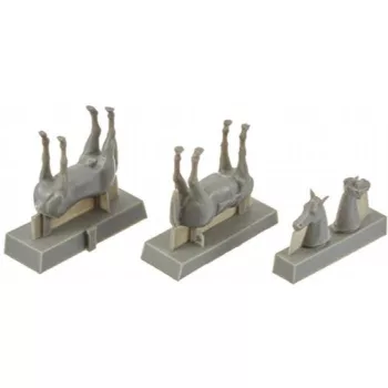 CMK - Riding Horses(2 Figures,One With Saddle