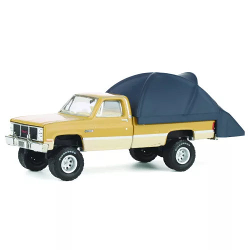 Greenlight - 1:64 1986 GMC Sierra Lifted - Desert Sand & Doeskin Tan with Modern Truck - The Great Outdoors Series 4