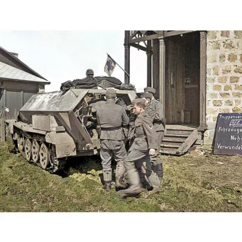   ICM - 'Krankenpanzerwagen' Sd.Kfz.251/8 Ausf.A , WWII German Ambulance with Military Medical Personnel