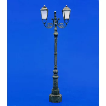 Royal Model - Double antique street lamp