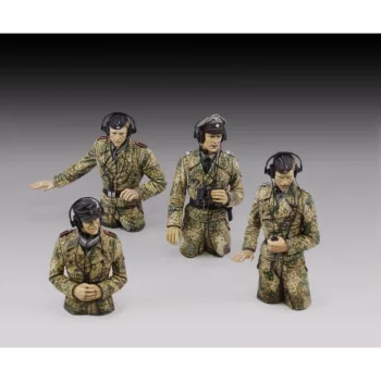 Royal Model - German tank crew in pit dot - WWII