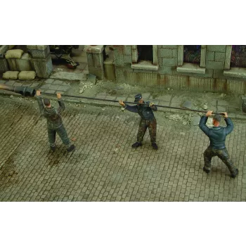 Royal Model - German tankers cleaning gun barrel - WWII