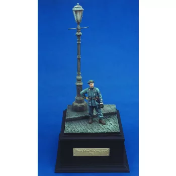 Royal Model - Italian Officer Btg. Azzurro (with base) WWII
