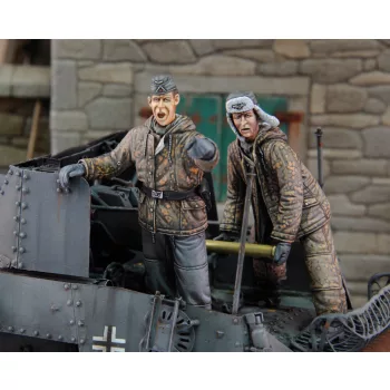   Royal Model - German tankers in winter dress loading ammo-2 fig.