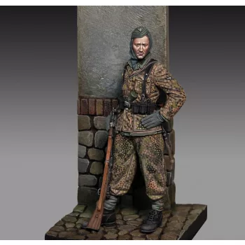 Royal Model - Waffen SS Grenadier with rifle (75mm)