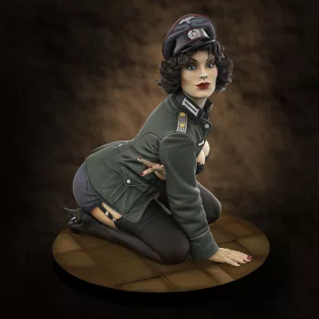 Royal Model - German Officer 'Pin-Up' (75mm)