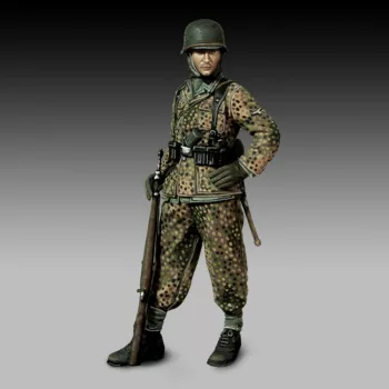 Royal Model - German soldier with rifle