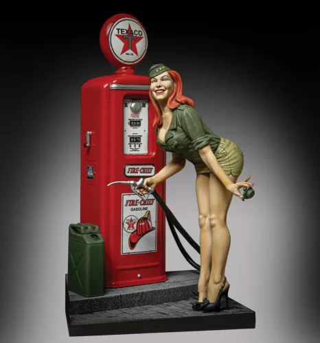 Royal Model - Pin-up at the gas pump (75mm)