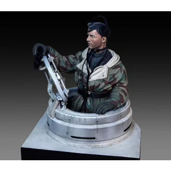   Royal Model - German tanker in winter dress with Tiger I Early cupola